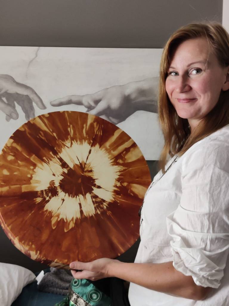 Seison tässä voimarumpuni kanssa.